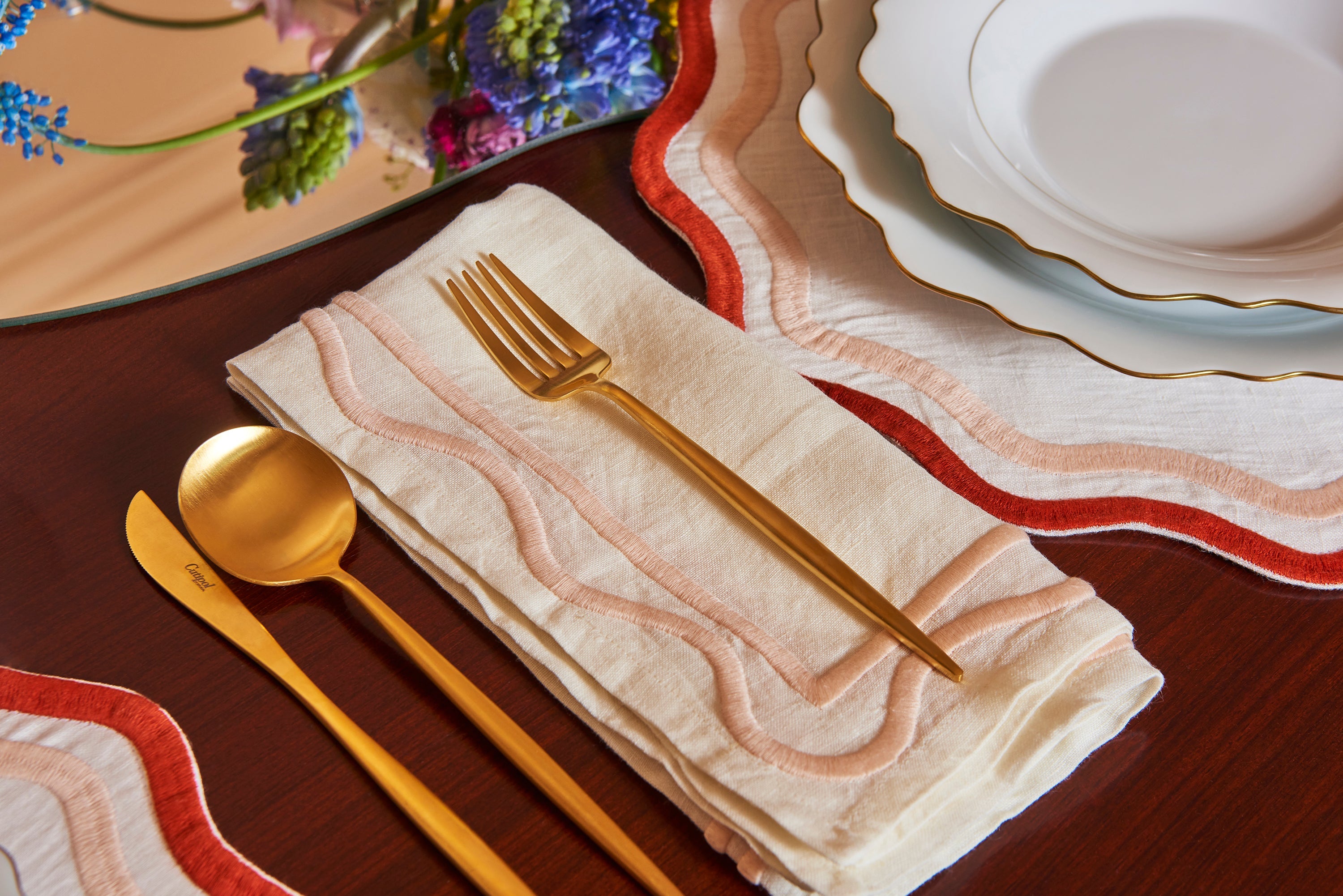 MISETTE Colorblock Embroidered Linen Napkins in Pink - Thumbnail 2