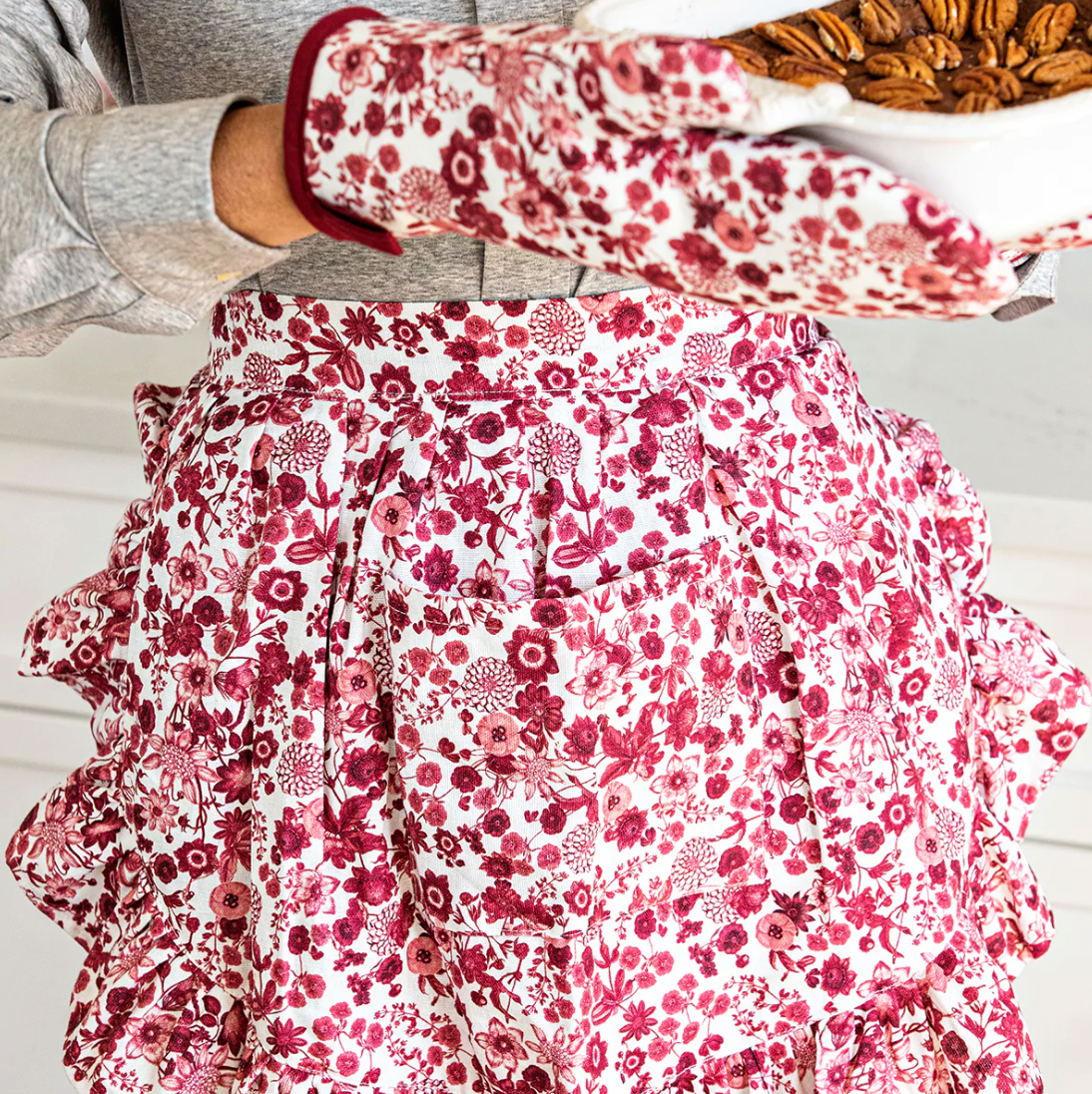 Field of Flowers Apron &amp; Oven Mitt 2pc Set - Ruby